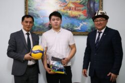 МИНИСТР ВРУЧИЛ ПОДАРКИ ВОЛЕЙБОЛИСТАМ