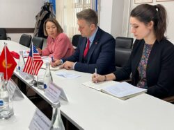 АНГЛИС ТИЛИНДЕ STEM БИЛИМ БЕРҮҮНҮ ЖҮРГҮЗҮҮ ТАЛКУУЛАНДЫ