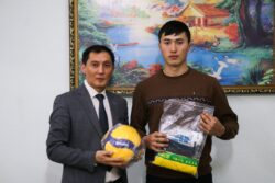 МИНИСТР ВРУЧИЛ ПОДАРКИ ВОЛЕЙБОЛИСТАМ