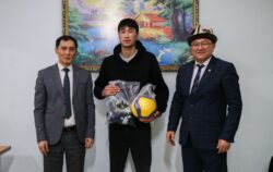 МИНИСТР ВРУЧИЛ ПОДАРКИ ВОЛЕЙБОЛИСТАМ