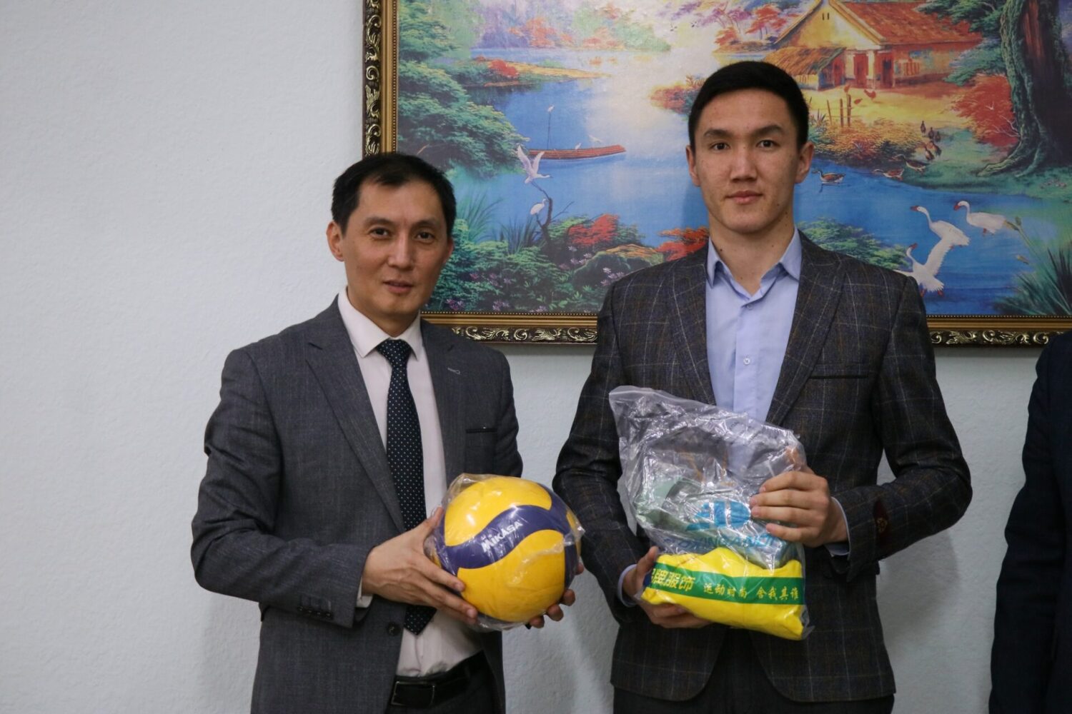 МИНИСТР ВОЛЕЙБОЛЧУЛАРГА БЕЛЕК ТАПШЫРДЫ