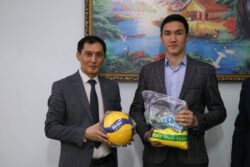 МИНИСТР ВРУЧИЛ ПОДАРКИ ВОЛЕЙБОЛИСТАМ