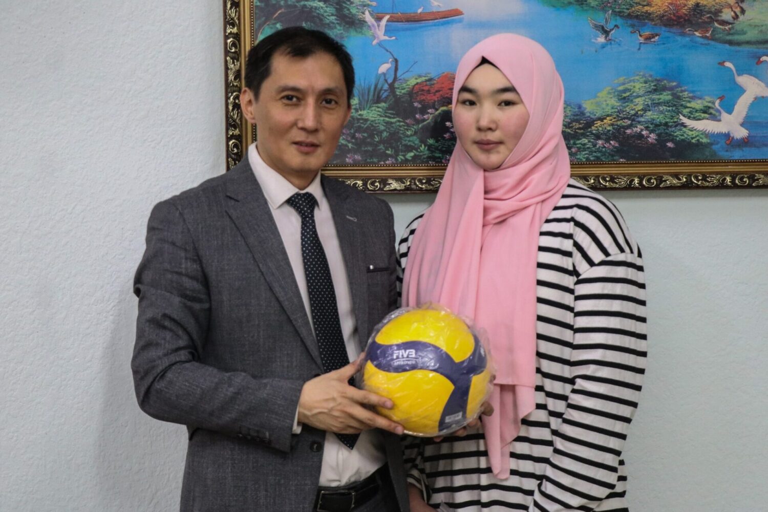 МИНИСТР ВОЛЕЙБОЛЧУЛАРГА БЕЛЕК ТАПШЫРДЫ