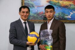 МИНИСТР ВРУЧИЛ ПОДАРКИ ВОЛЕЙБОЛИСТАМ