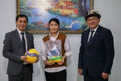 МИНИСТР ВРУЧИЛ ПОДАРКИ ВОЛЕЙБОЛИСТАМ