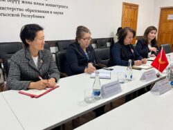 АНГЛИС ТИЛИНДЕ STEM БИЛИМ БЕРҮҮНҮ ЖҮРГҮЗҮҮ ТАЛКУУЛАНДЫ