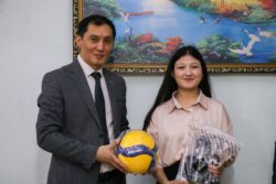 МИНИСТР ВРУЧИЛ ПОДАРКИ ВОЛЕЙБОЛИСТАМ
