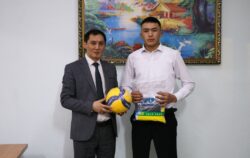 МИНИСТР ВРУЧИЛ ПОДАРКИ ВОЛЕЙБОЛИСТАМ