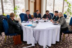 МЕКТЕПКЕ ЧЕЙИНКИ БИЛИМ БЕРҮҮНҮ ӨНҮКТҮРҮҮ ҮЧҮН КҮЧТӨРДҮ БИРИКТИРҮҮ