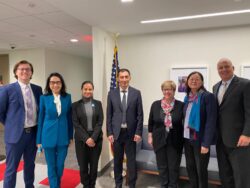 УЛАНБЕК МАМБЕТАКУНОВ АКШда БИЛИМ БЕРҮҮ КӨНДҮМДӨРҮН ЖАКШЫРТУУ ЫКМАЛАРЫ ЖӨНҮНДӨ БАЯНДАМА ЖАСАДЫ