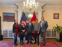 УЛАНБЕК МАМБЕТАКУНОВ АКШда БИЛИМ БЕРҮҮ КӨНДҮМДӨРҮН ЖАКШЫРТУУ ЫКМАЛАРЫ ЖӨНҮНДӨ БАЯНДАМА ЖАСАДЫ