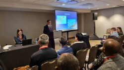 УЛАНБЕК МАМБЕТАКУНОВ АКШда БИЛИМ БЕРҮҮ КӨНДҮМДӨРҮН ЖАКШЫРТУУ ЫКМАЛАРЫ ЖӨНҮНДӨ БАЯНДАМА ЖАСАДЫ