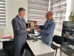 ОШМУ ЭЛ АРАЛЫК КЫЗМАТТАШУУ МЕМОРАНДУМУНА КОЛ КОЙДУ