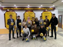 МИНИСТР ВРУЧИЛ ПОДАРКИ ВОЛЕЙБОЛИСТАМ