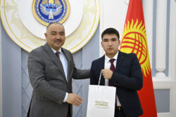 ӨЛКӨНҮН КЕЛЕЧЕГИ – БИЛИМДҮҮ ЖАШТАРДЫН КОЛУНДА