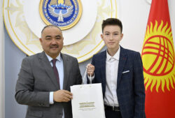 ӨЛКӨНҮН КЕЛЕЧЕГИ – БИЛИМДҮҮ ЖАШТАРДЫН КОЛУНДА