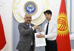 ӨЛКӨНҮН КЕЛЕЧЕГИ – БИЛИМДҮҮ ЖАШТАРДЫН КОЛУНДА