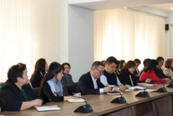 МИНИСТР КЕҢЕЙТИЛГЕН КУРАМДА КЕҢЕШМЕ ӨТКӨРДҮ