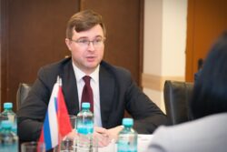 КЫРГЫЗСТАН МЕНЕН РОССИЯ БИЛИМ БЕРҮҮ ТАРМАГЫНДАГЫ КЫЗМАТТАШТЫКТЫ ТАЛКУУЛАДЫ