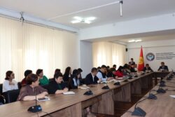 МИНИСТР КЕҢЕЙТИЛГЕН КУРАМДА КЕҢЕШМЕ ӨТКӨРДҮ