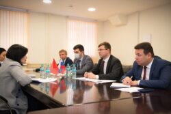 КЫРГЫЗСТАН МЕНЕН РОССИЯ БИЛИМ БЕРҮҮ ТАРМАГЫНДАГЫ КЫЗМАТТАШТЫКТЫ ТАЛКУУЛАДЫ