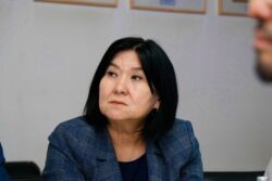 МИНИСТР САПАТТУУ БИЛИМ АЛУУГА БИРДЕЙ ЖЕТКИЛИКТҮҮЛҮКТҮ КАМСЫЗ КЫЛУУНУ ТАЛКУУЛАДЫ