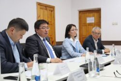 КАНЫБЕК ИМАНАЛИЕВ БУУнун ДҮЙНӨЛҮК АЗЫК-ТҮЛҮК ПРОГРАММАСЫНЫН ӨКҮЛДӨРҮ МЕНЕН КЫЗМАТТАШУУНУ ТАЛКУУЛАДЫ