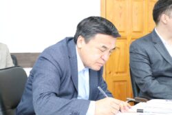 КАНЫБЕК ИМАНАЛИЕВ БАШТАЛГЫЧ КЕСИПТИК БИЛИМ БЕРҮҮДӨГҮ РЕФОРМАЛАРДЫ ТАЛКУУЛАДЫ