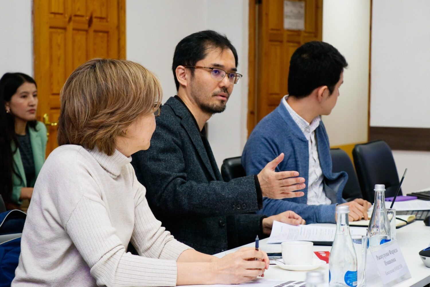 МИНИСТР САПАТТУУ БИЛИМ АЛУУГА БИРДЕЙ ЖЕТКИЛИКТҮҮЛҮКТҮ КАМСЫЗ КЫЛУУНУ ТАЛКУУЛАДЫ