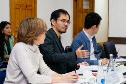 МИНИСТР САПАТТУУ БИЛИМ АЛУУГА БИРДЕЙ ЖЕТКИЛИКТҮҮЛҮКТҮ КАМСЫЗ КЫЛУУНУ ТАЛКУУЛАДЫ