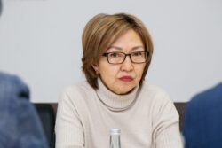 МИНИСТР САПАТТУУ БИЛИМ АЛУУГА БИРДЕЙ ЖЕТКИЛИКТҮҮЛҮКТҮ КАМСЫЗ КЫЛУУНУ ТАЛКУУЛАДЫ