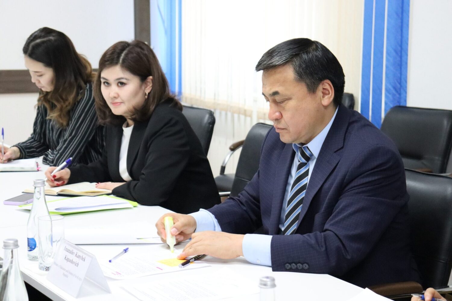 КАНЫБЕК ИМАНАЛИЕВ БУУнун ДҮЙНӨЛҮК АЗЫК-ТҮЛҮК ПРОГРАММАСЫНЫН ӨКҮЛДӨРҮ МЕНЕН КЫЗМАТТАШУУНУ ТАЛКУУЛАДЫ