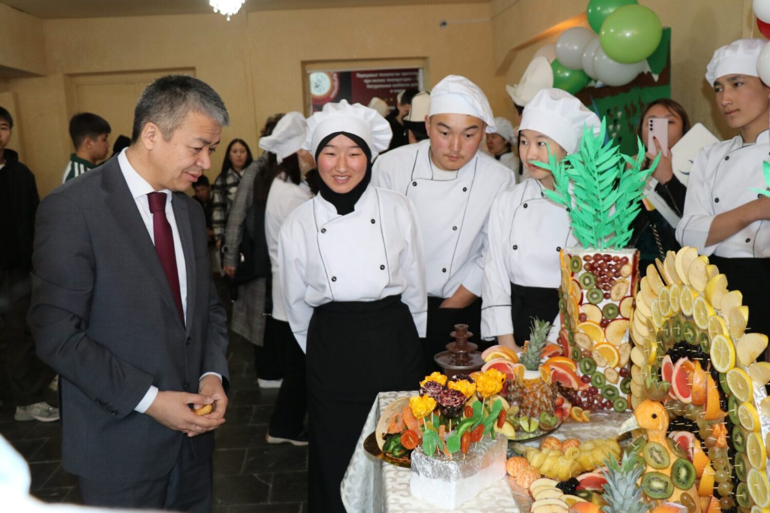 РАСУЛ АБАЗБЕК УУЛУ: «КЕСИПТИК ЛИЦЕЙЛЕР АРТЫКЧЫЛЫКТУУ КЕСИПТЕР БОЮНЧА БИЛИМ БЕРЕТ»