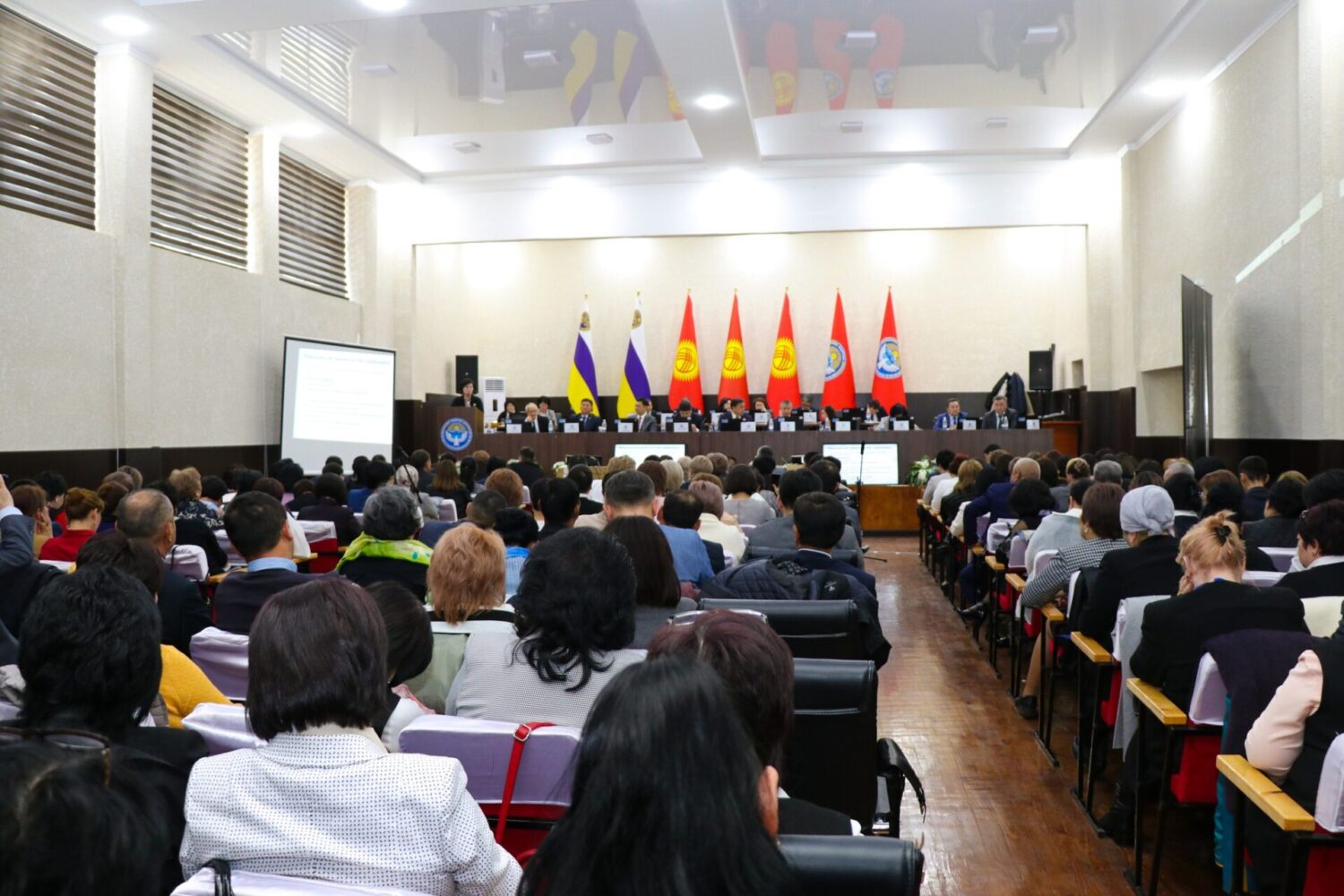 КОЛЛЕГИЯ: БИР КАТАР РАЙОНДУК БИЛИМ БЕРҮҮ БӨЛҮМДӨРҮНҮН ЖЕТЕКЧИЛЕРИНИН КЫЗМАТ ОРДУ КАРАЛАТ