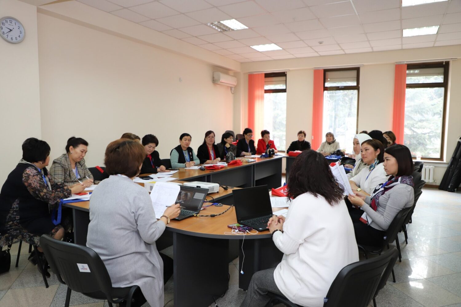 РАЙОНДУК БИЛИМ БЕРҮҮ БӨЛҮМДӨРҮНҮН МЕТОДИСТТЕРИ ОКУУ ТУРУНУН ЖҮРҮШҮНДӨ КӨНДҮМДӨРҮН ЖАКШЫРТЫШТЫ