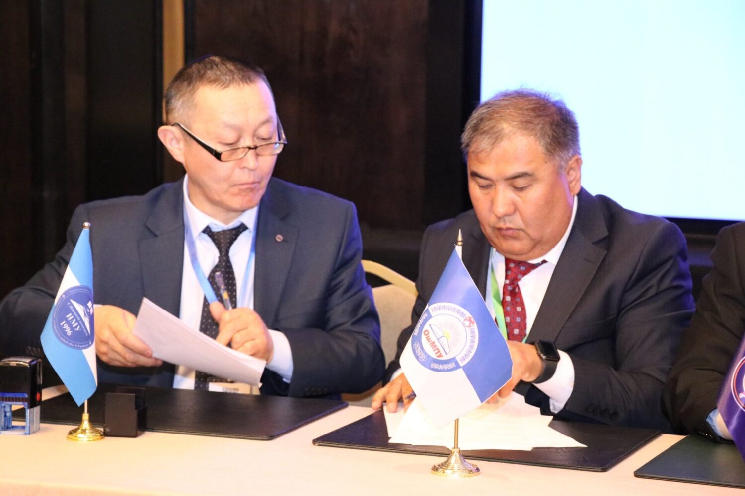 ЖЕТИ УНИВЕРСИТЕТ АКАДЕМИЯЛЫК МОБИЛДҮҮЛҮК ПРОГРАММАСЫ БОЮНЧА МЕМОРАНДУМГА КОЛ КОЙДУ