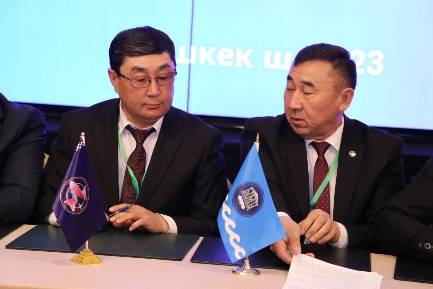 ЖЕТИ УНИВЕРСИТЕТ АКАДЕМИЯЛЫК МОБИЛДҮҮЛҮК ПРОГРАММАСЫ БОЮНЧА МЕМОРАНДУМГА КОЛ КОЙДУ