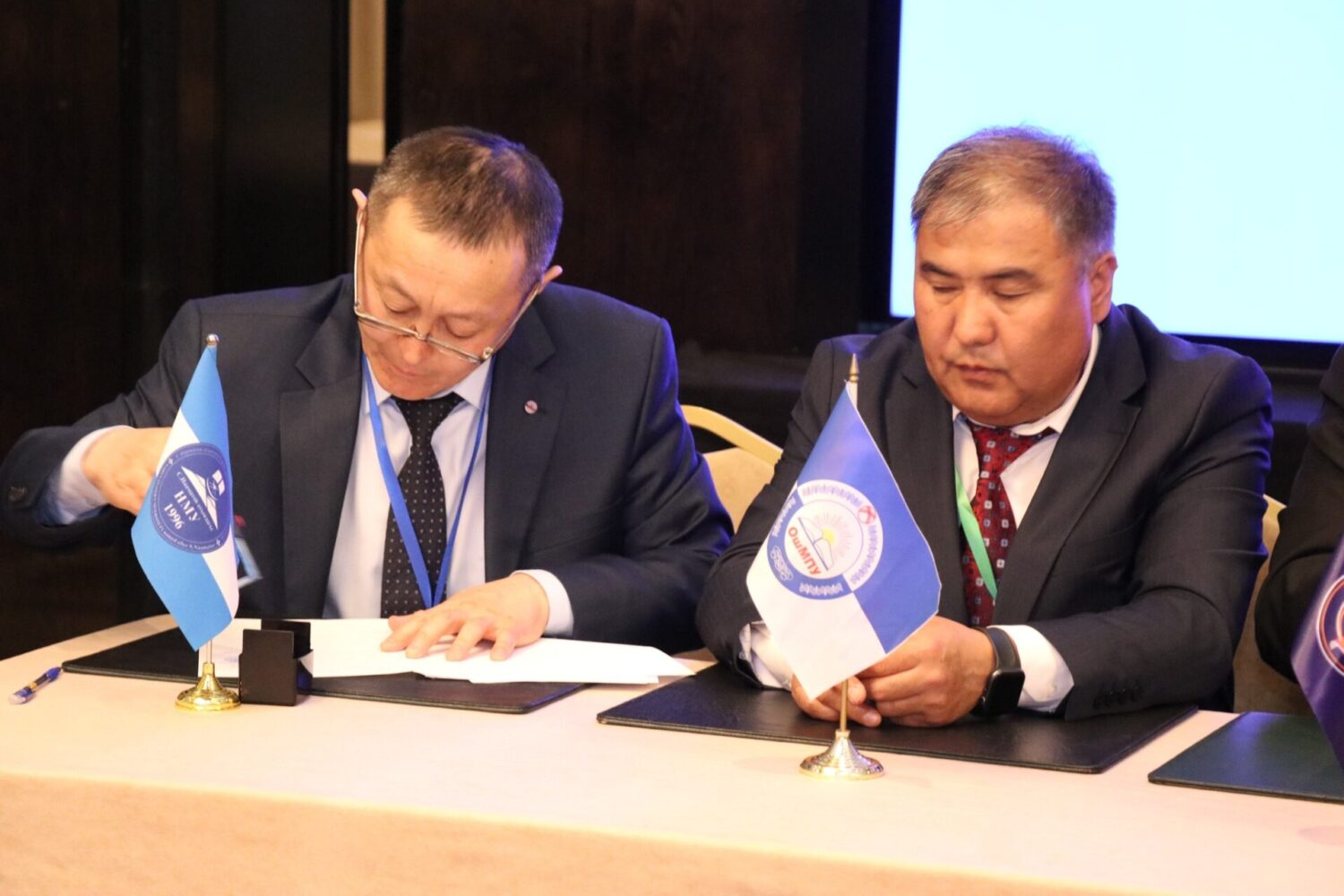 ЖЕТИ УНИВЕРСИТЕТ АКАДЕМИЯЛЫК МОБИЛДҮҮЛҮК ПРОГРАММАСЫ БОЮНЧА МЕМОРАНДУМГА КОЛ КОЙДУ