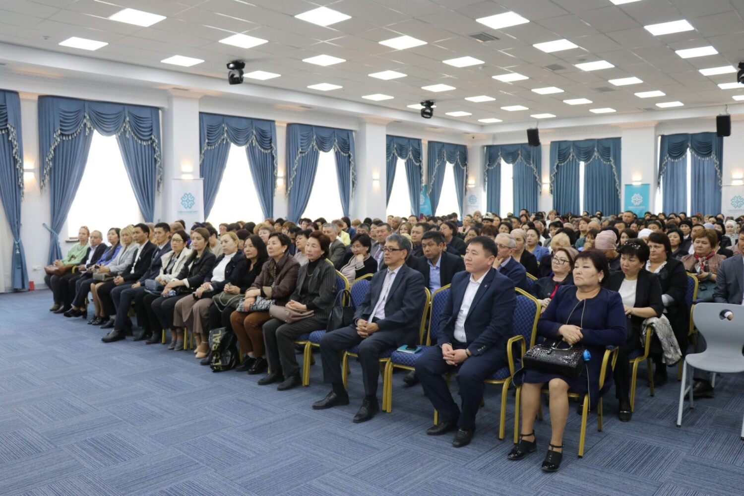 ЧҮЙ ОБЛУСУНУН МЕКТЕП ДИРЕКТОРЛОРУ ОКУТУУДАН ӨТТҮ