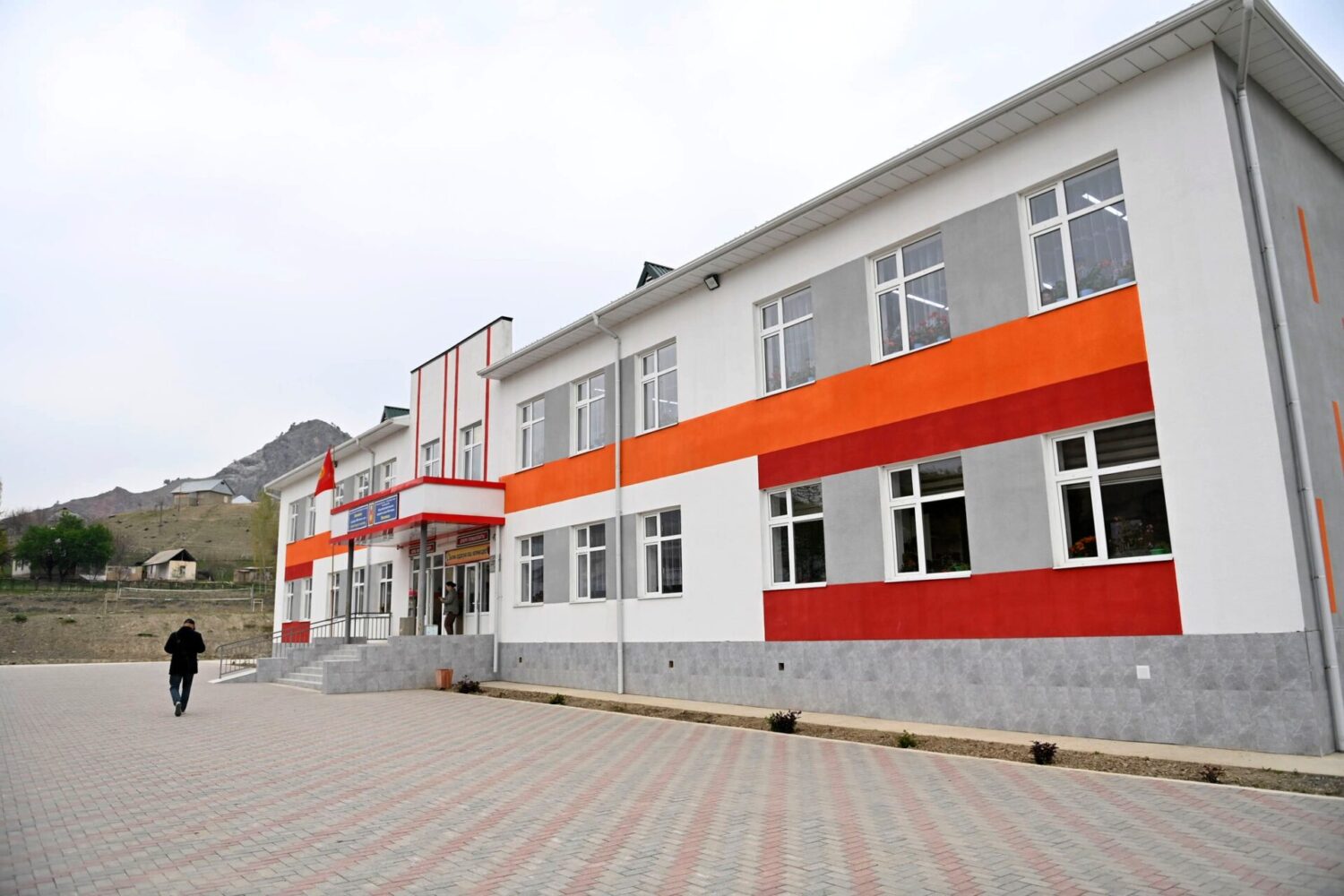 УЛАНБЕК УСЕКОВ ЖАНА НУРЛАНБЕК ШАКИЕВ АКСЫ РАЙОНУНУН БИЛИМ БЕРҮҮ МЕКЕМЕЛЕРИ МЕНЕН ТААНЫШТЫ