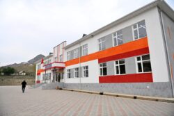 УЛАНБЕК УСЕКОВ ЖАНА НУРЛАНБЕК ШАКИЕВ АКСЫ РАЙОНУНУН БИЛИМ БЕРҮҮ МЕКЕМЕЛЕРИ МЕНЕН ТААНЫШТЫ