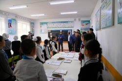 УЛАНБЕК УСЕКОВ ЖАНА НУРЛАНБЕК ШАКИЕВ АКСЫ РАЙОНУНУН БИЛИМ БЕРҮҮ МЕКЕМЕЛЕРИ МЕНЕН ТААНЫШТЫ