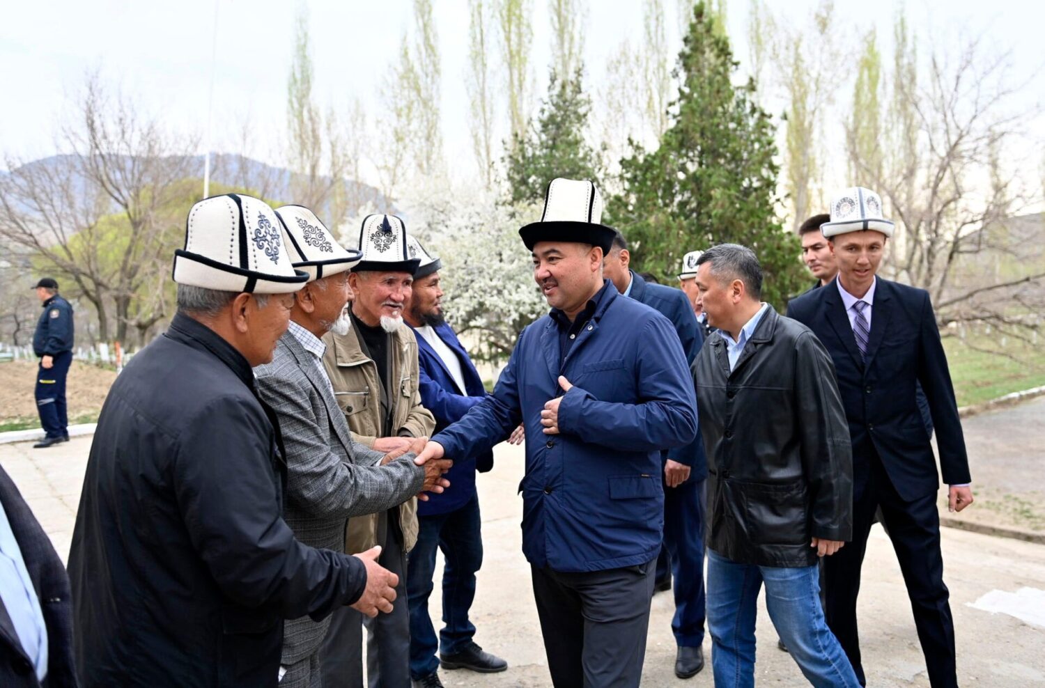 УЛАНБЕК УСЕКОВ ЖАНА НУРЛАНБЕК ШАКИЕВ АКСЫ РАЙОНУНУН БИЛИМ БЕРҮҮ МЕКЕМЕЛЕРИ МЕНЕН ТААНЫШТЫ