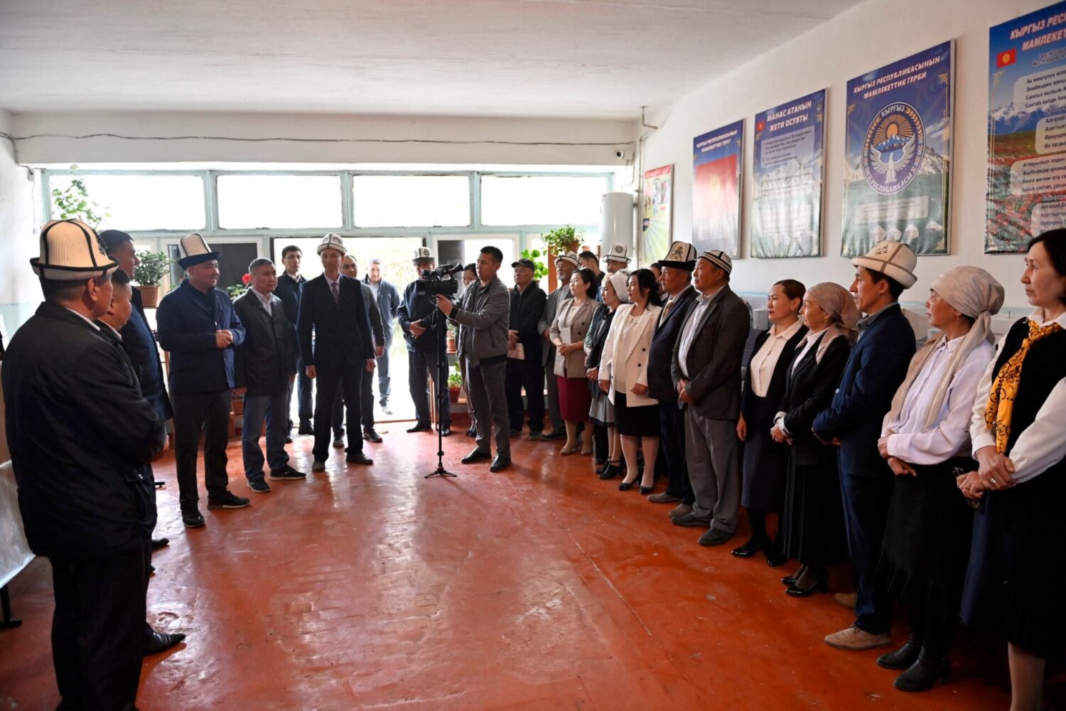 УЛАНБЕК УСЕКОВ ЖАНА НУРЛАНБЕК ШАКИЕВ АКСЫ РАЙОНУНУН БИЛИМ БЕРҮҮ МЕКЕМЕЛЕРИ МЕНЕН ТААНЫШТЫ