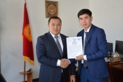 “МУГАЛИМДИН СТАТУСУ” ЖӨНҮНДӨГҮ МЫЙЗАМ ЖАЛАЛ-АБАД ШААРЫНДА КОЛДООГО АЛЫНДЫ