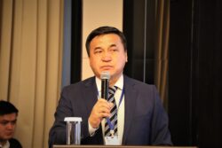 КАНЫБЕК ИМАНАЛИАЕВ: “КЫРГЫЗСТАН ӨЗҮНҮН КОНЦЕПТУАЛДЫК ЖАНА СТРАТЕГИЯЛЫК ДОКУМЕНТТЕРИН ИШТЕП ЧЫГУУДА ТУРУКТУУ ӨНҮГҮҮ МАКСАТТАРЫНА БАГЫТ АЛАТ”