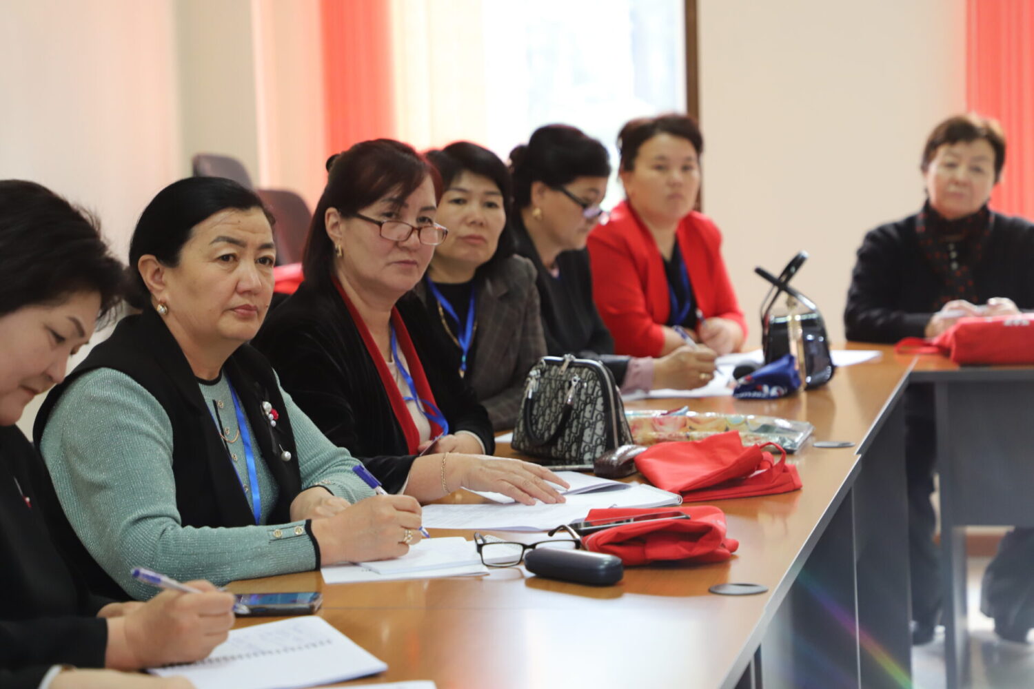 РАЙОНДУК БИЛИМ БЕРҮҮ БӨЛҮМДӨРҮНҮН МЕТОДИСТТЕРИ ОКУУ ТУРУНУН ЖҮРҮШҮНДӨ КӨНДҮМДӨРҮН ЖАКШЫРТЫШТЫ