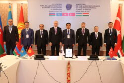 ЭЛ АРАЛЫК ТҮРК АКАДЕМИЯСЫ МОЛДО НИЯЗДЫН 200 ЖЫЛДЫГЫН БЕЛГИЛЕЙТ