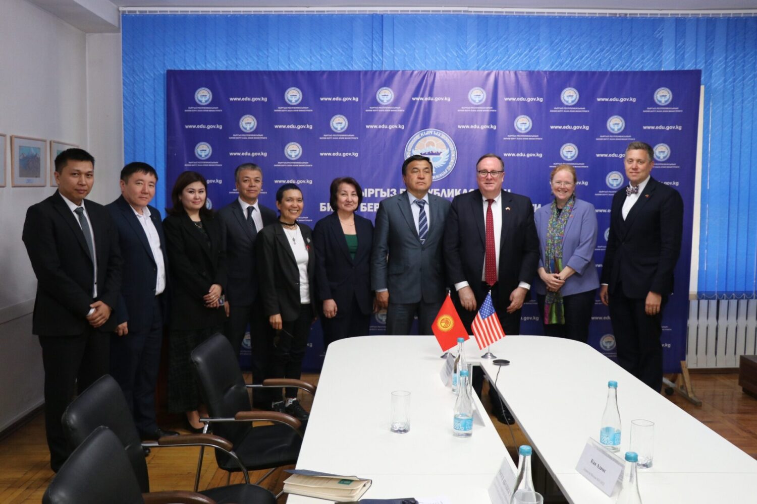 КАНЫБЕК ИМАНАЛИЕВ АКШнын КЫРГЫЗ РЕСПУБЛИКАСЫНДАГЫ АТАЙЫН ЖАНА ЫЙГАРЫМ УКУКТУУ ЭЛЧИСИ МЕНЕН ЖОЛУГУШУУ ӨТКӨРДҮ