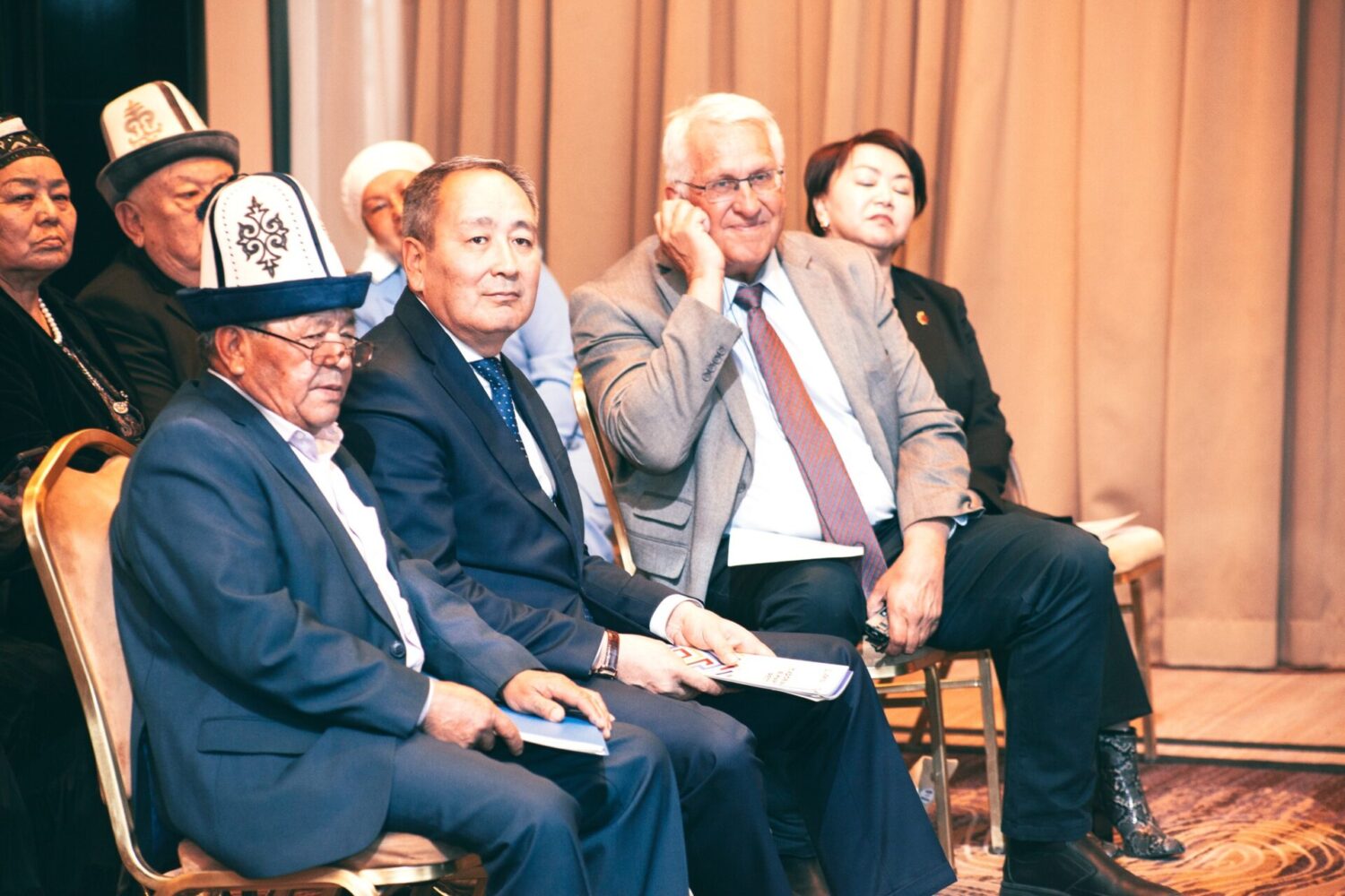 АКСАКАЛДАР СОТУ: ИШМЕРДҮҮЛҮГҮ, АКТУАЛДУУЛУГУ, ТУРУКТУУЛУГУ